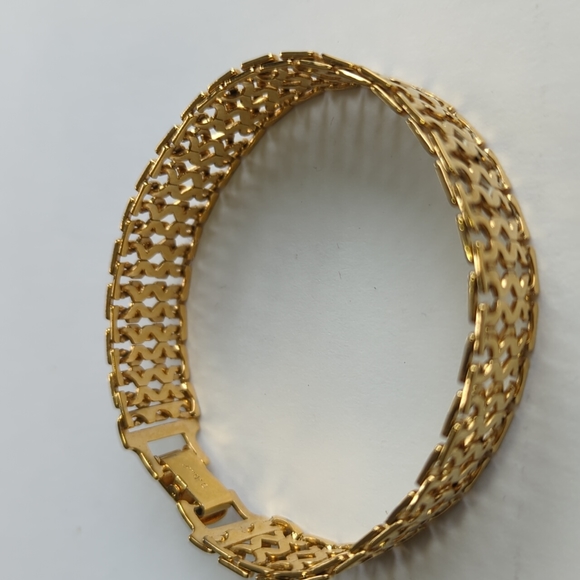 Vintage MONET Clasp Bracelet Goldtone Beautiful - Picture 2 of 6